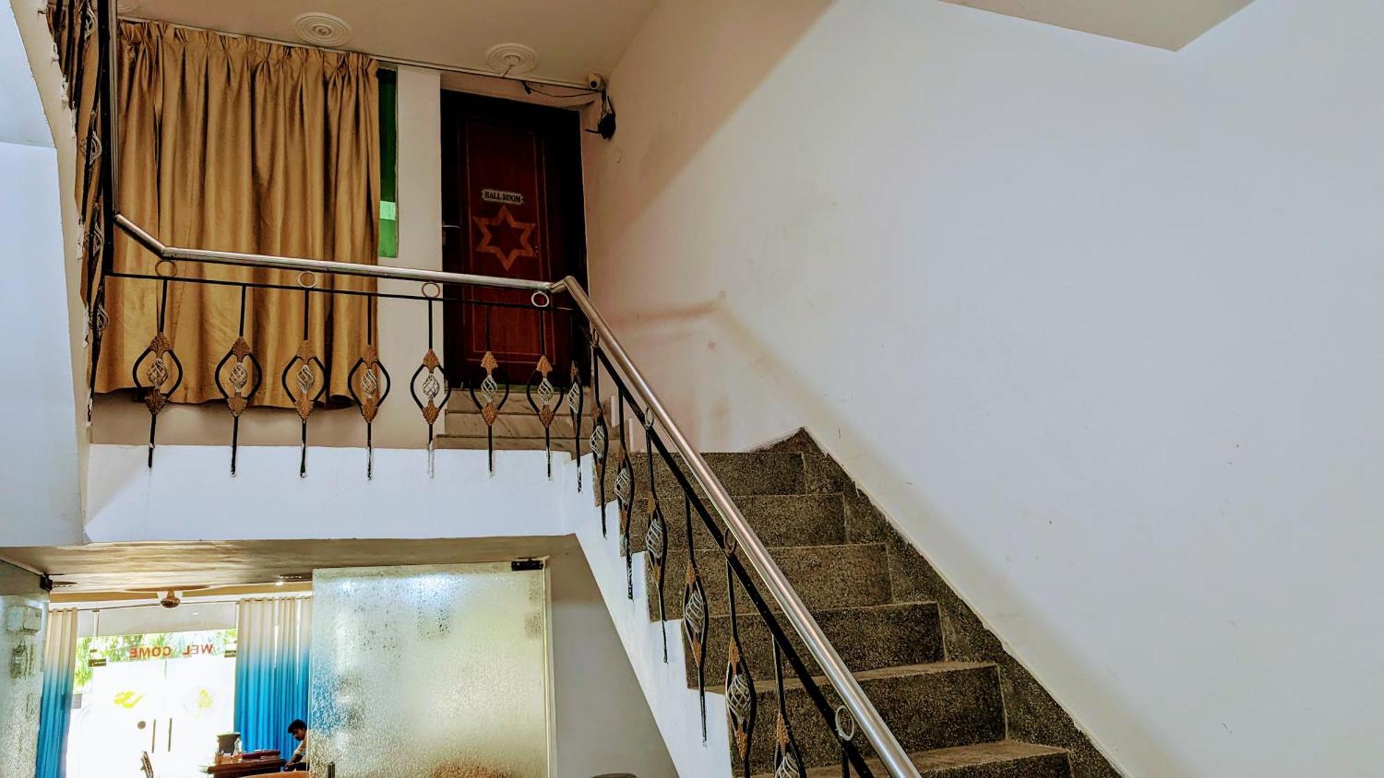 Hotel Lecston @Yashobhoomi Dwarka Sector - 25 Metro Station Delhi  Bagian luar foto