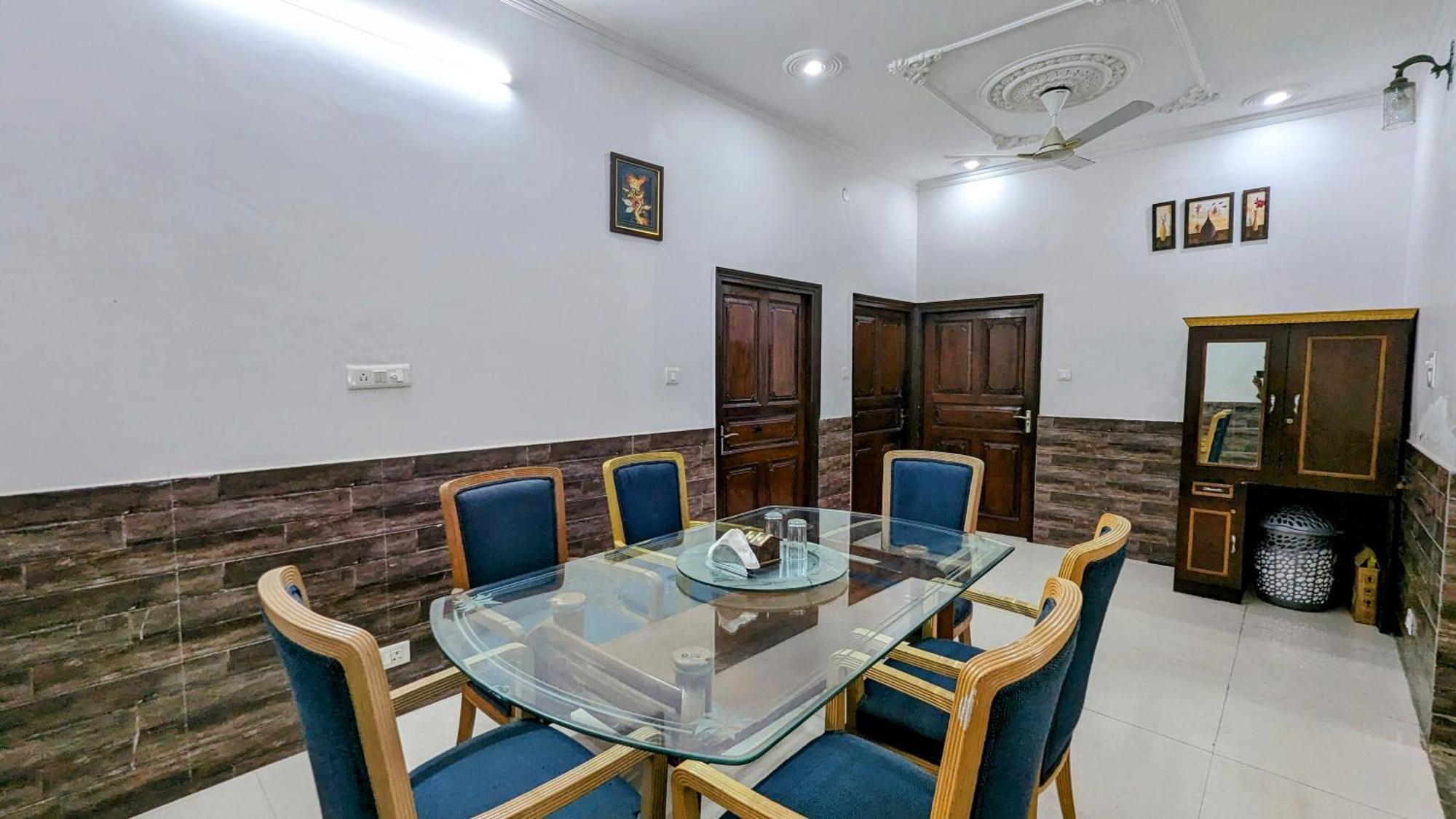 Hotel Lecston @Yashobhoomi Dwarka Sector - 25 Metro Station Delhi  Bagian luar foto