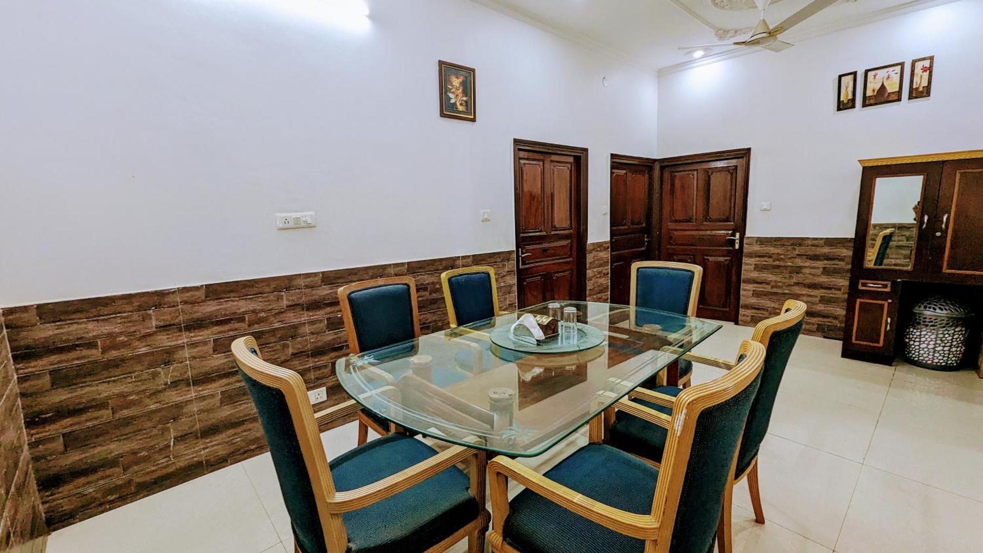 Hotel Lecston @Yashobhoomi Dwarka Sector - 25 Metro Station Delhi  Bagian luar foto