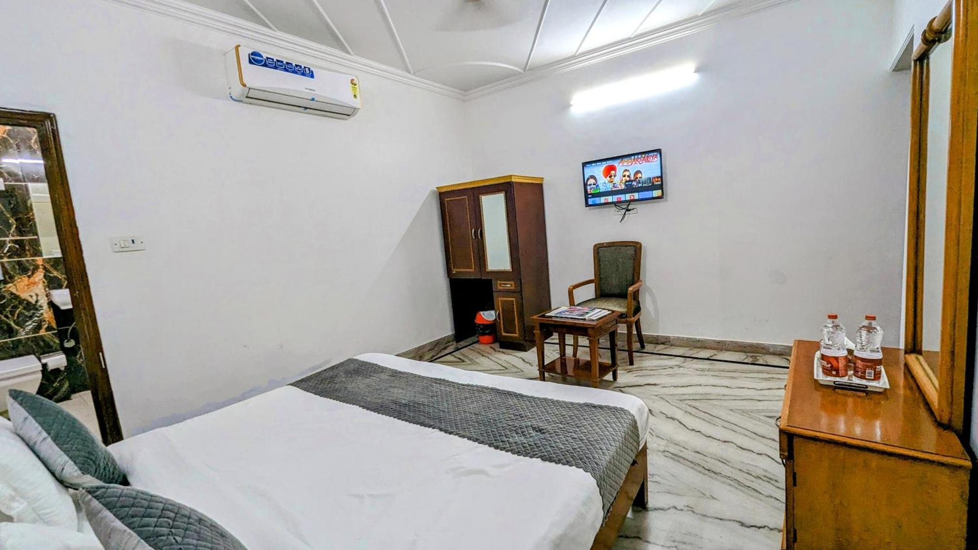 Hotel Lecston @Yashobhoomi Dwarka Sector - 25 Metro Station Delhi  Bagian luar foto