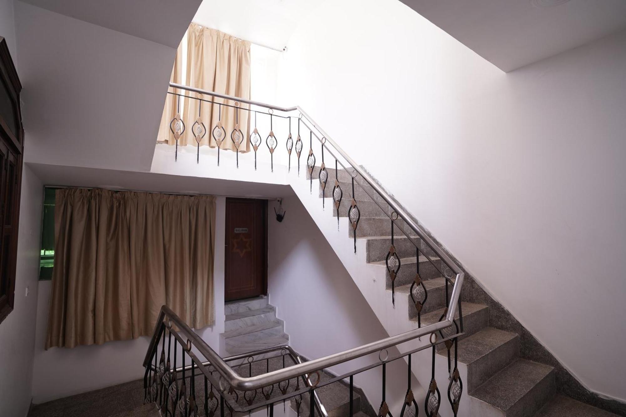 Hotel Lecston @Yashobhoomi Dwarka Sector - 25 Metro Station Delhi  Bagian luar foto