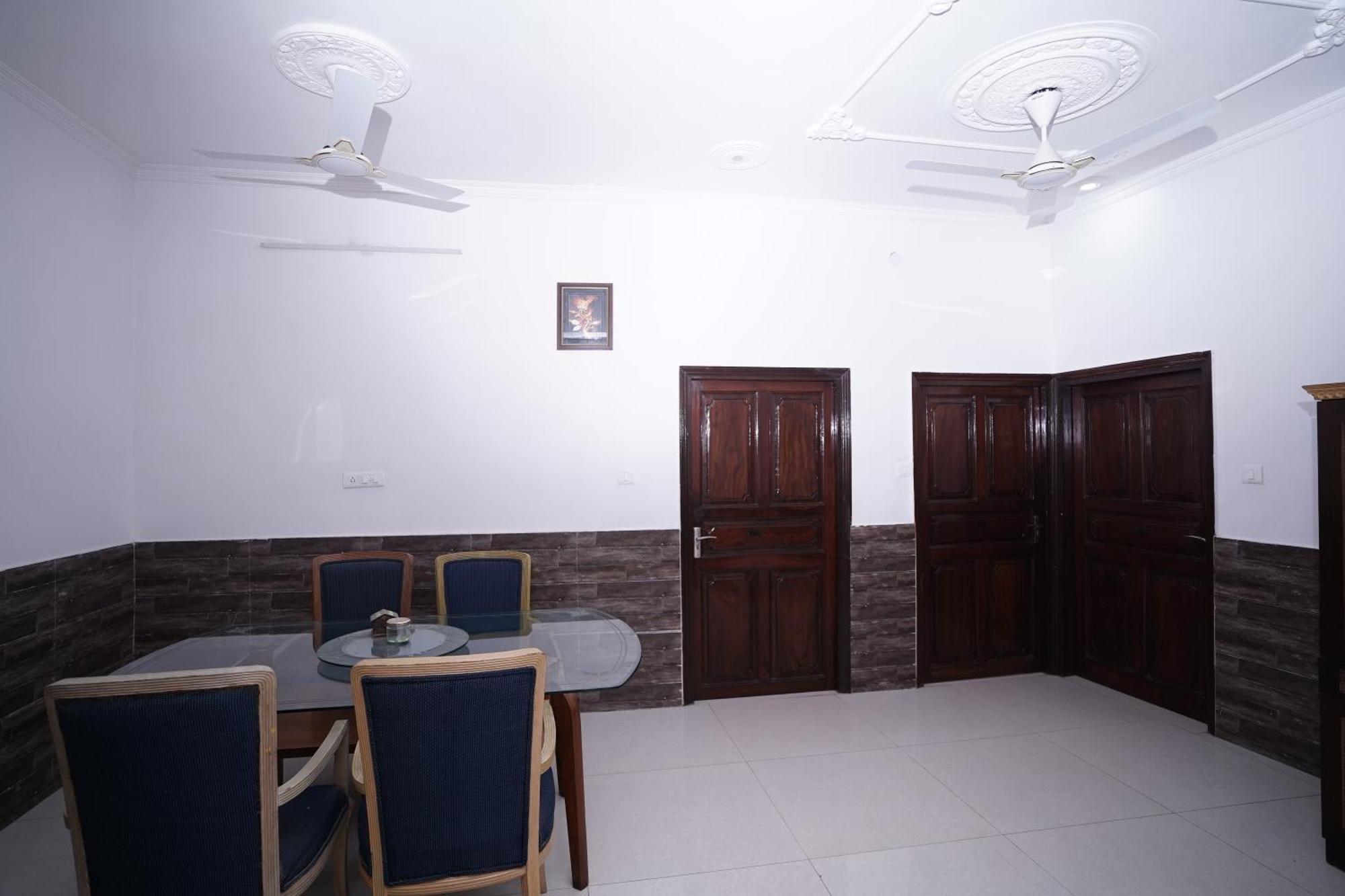 Hotel Lecston @Yashobhoomi Dwarka Sector - 25 Metro Station Delhi  Bagian luar foto